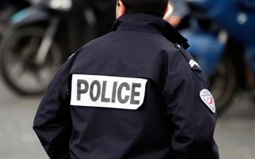 Media: Armed robbers hold 10 hostages in Paris suburb store