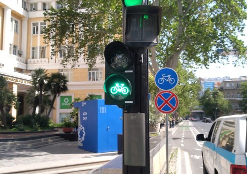 В Баку устанавливаются светофоры с дополнительной секцией для велосипедов