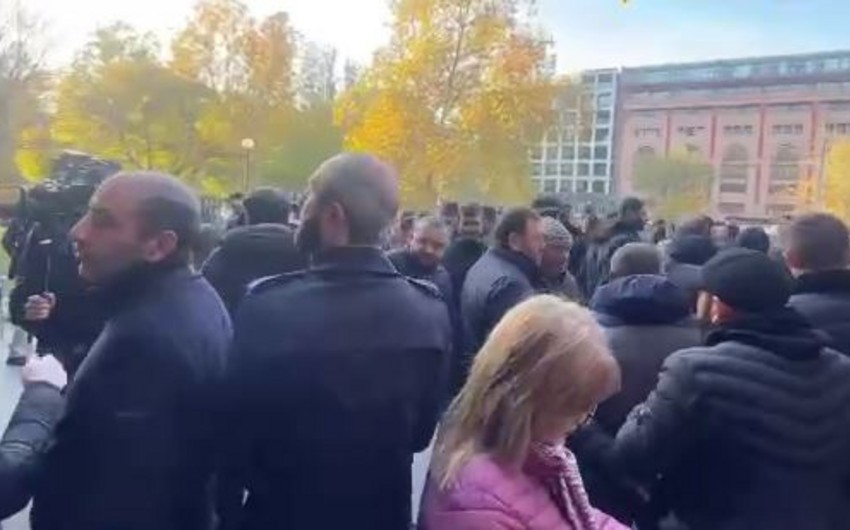 В Ереване перед зданием правительства проходит акция протеста