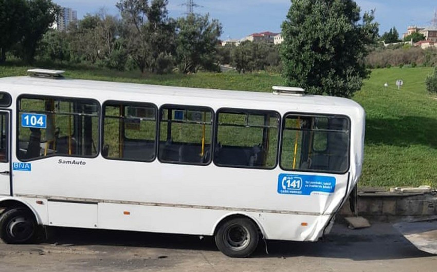 Bakıda sərnişin avtobusu evakuatorla toqquşub, 4 qadın xəsarət alıb - FOTO