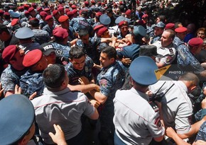 На акции протеста в Ереване пострадали четыре человека