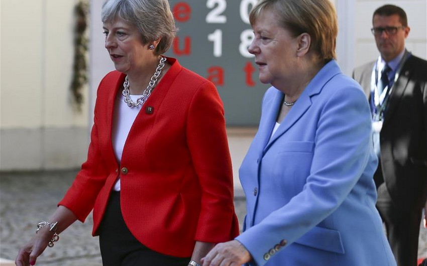 Angela Merkel refuses to shake hands with Theresa May