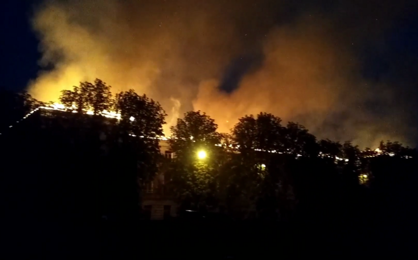 В Харькове загорелось здание суда от удара молнии - ВИДЕО