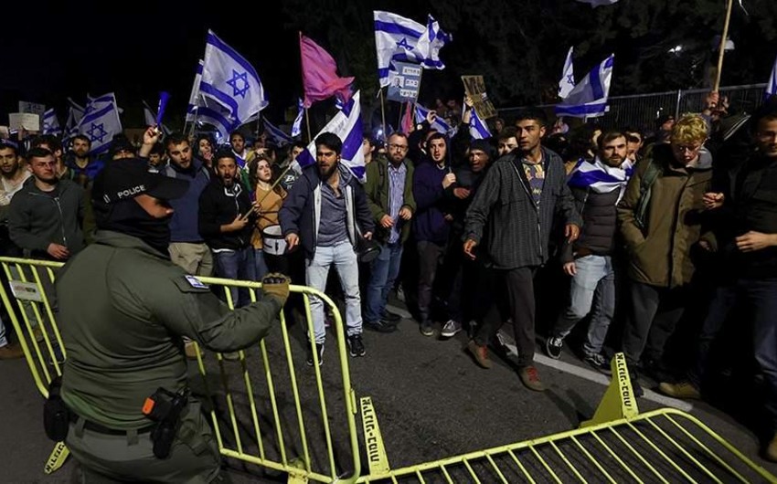 СМИ: Тысячи протестующих против Нетаньяху собрались у здания парламента Израиля
