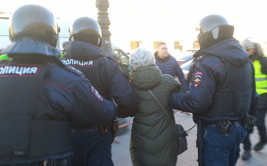 В Петербурге арестовали 49 участников акции против военных операций в Украине