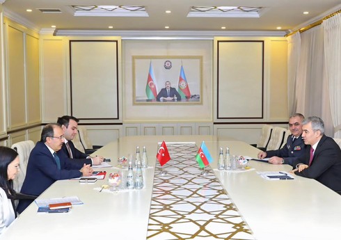 Вусал Гусейнов обсудил с послом Турции возможности сотрудничества в консульской сфере