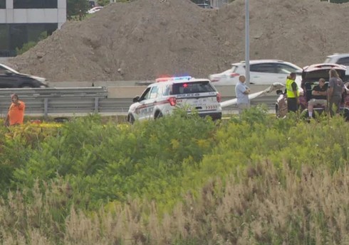 В Канаде самолет упал на автотрассу