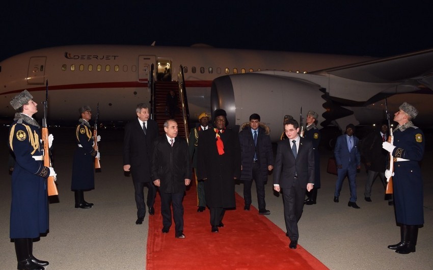 Президент Зимбабве прибыл с рабочим визитом в Азербайджан