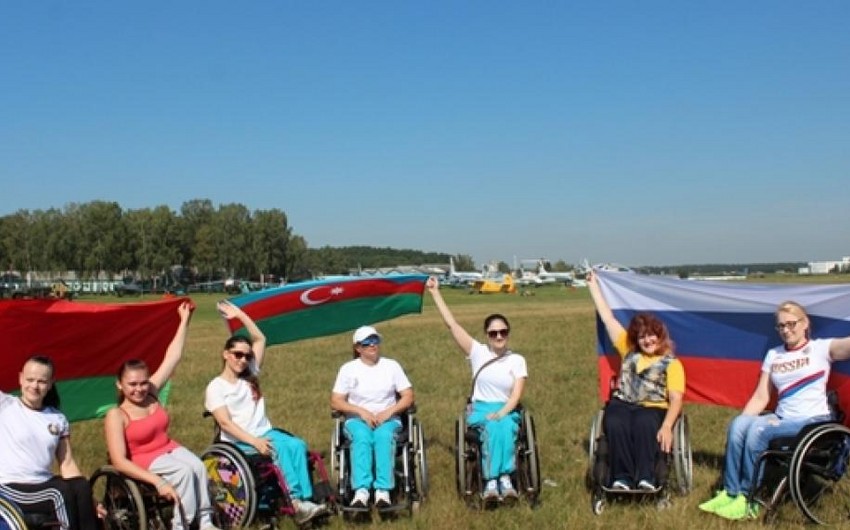 ​Инвалиды-колясочники из Азербайджана прыгнули с парашютом - ВИДЕО