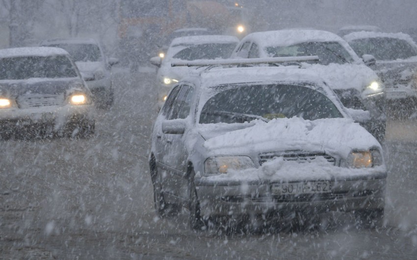 Снег на Агсуинском перевале и дороге Муганлы-Исмаиллы затруднил движение транспорта