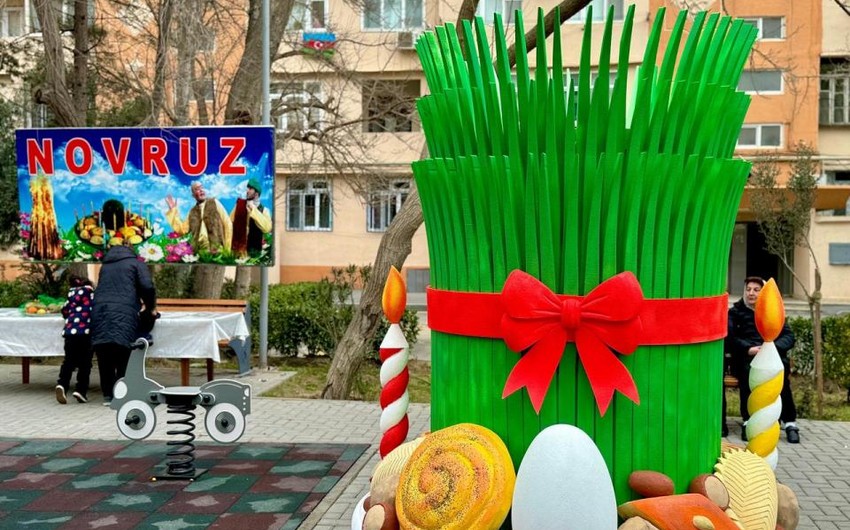 Празднование Новруза в благоустроенных кварталах Баку продолжается
