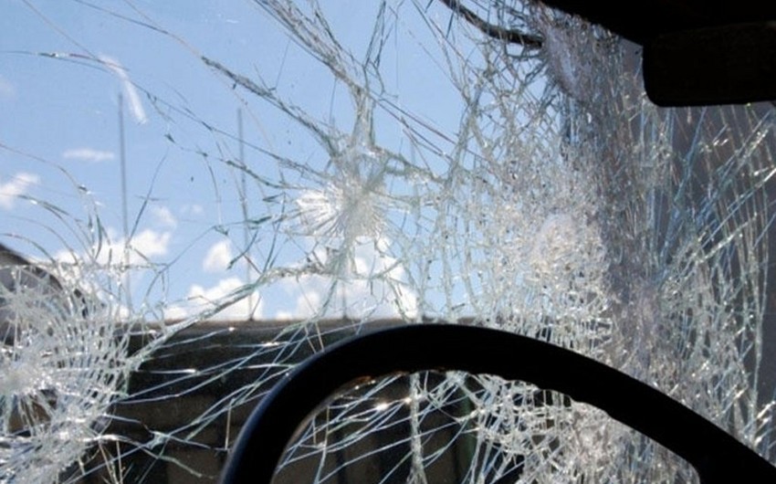 В Баку пассажирский автобус сбил 35-летнего мужчину и скрылся с места ДТП