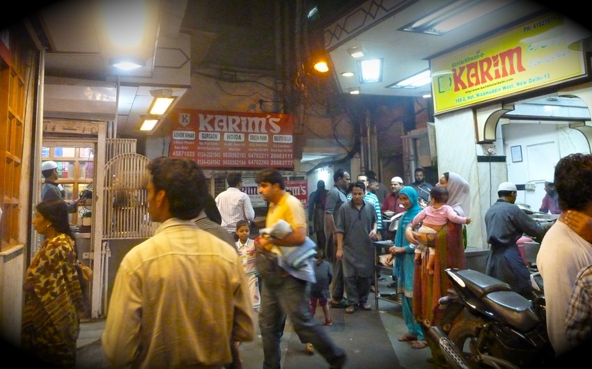 В индийском Дели открываются рестораны и магазины
