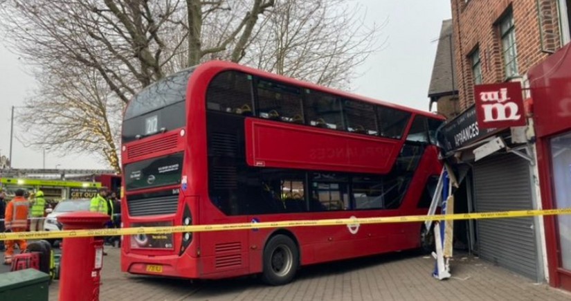 В Лондоне двухэтажный автобус врезался в здание, пострадали 19 человек
