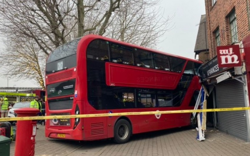 В Лондоне двухэтажный автобус врезался в здание, пострадали 19 человек