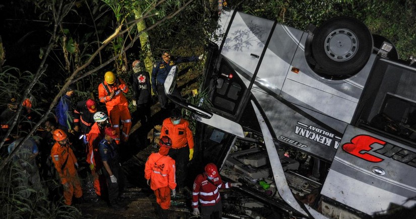 По меньшей мере 10 человек погибли в результате ДТП с автобусом в Индонезии