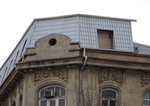 ИВ Баку сносит мансарду над историческим зданием