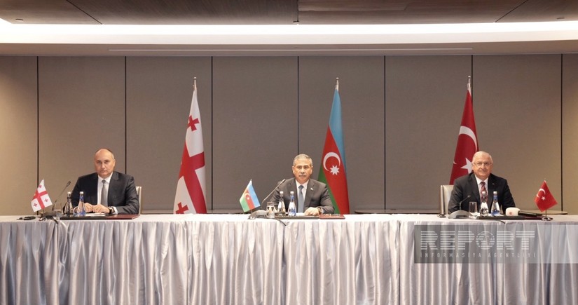 Azərbaycan, Türkiyə və Gürcüstan müdafiə nazirlərinin görüşünün yekunlarına dair protokol imzalanıb