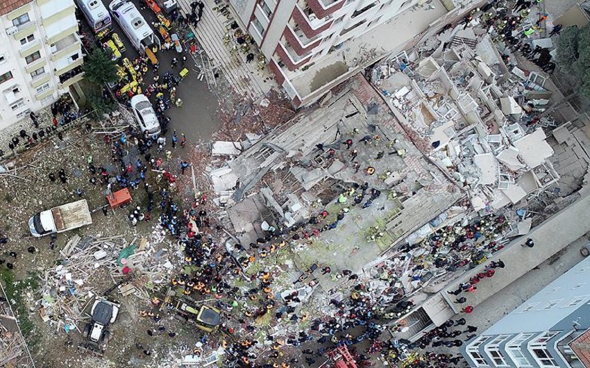Türkiyədə 5 yaşlı uşaq 19 saatdan sonra çökən binanın dağıntıları altından sağ çıxarılıb
