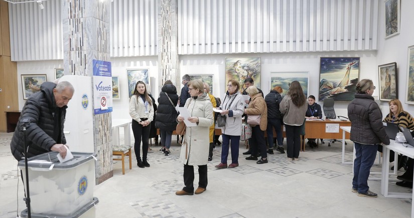 Presidential runoff election kicks off in Moldova