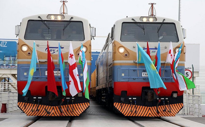 Обсуждено привлечение новых видов грузов на железнодорожный маршрут Баку-Тбилиси-Карс 