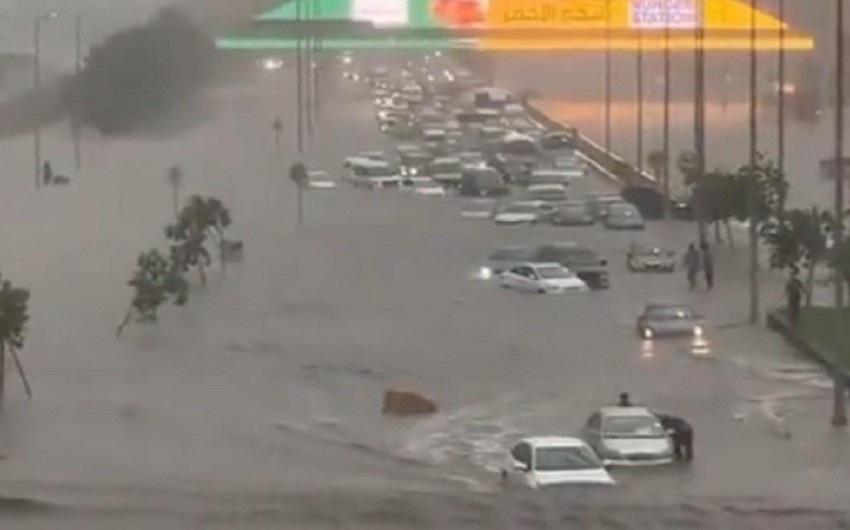 Экстренные службы ликвидируют последствия наводнения в Саудовской Аравии