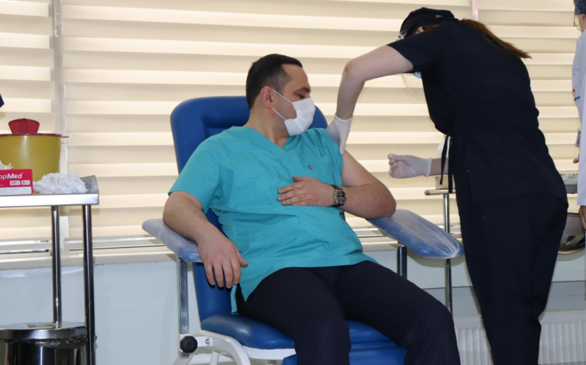 Председателю TƏBİB введена вторая доза вакцины