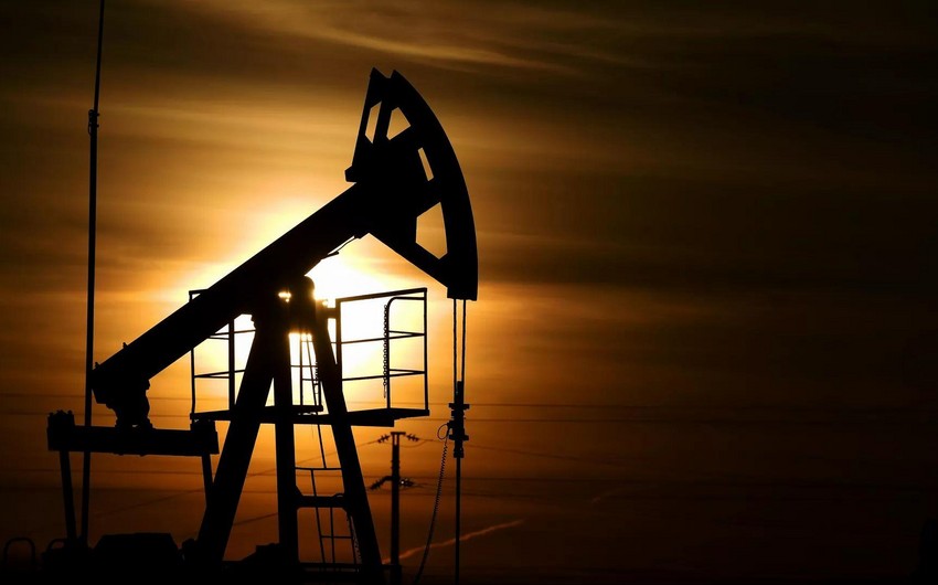 Azerbaijani oil price drops slightly