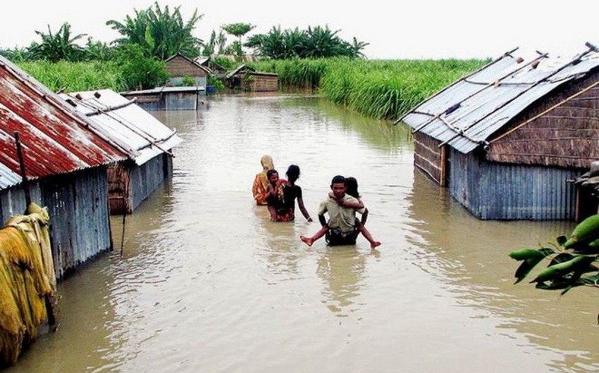 В Индонезии из-за наводнений погибли не менее 10 человек