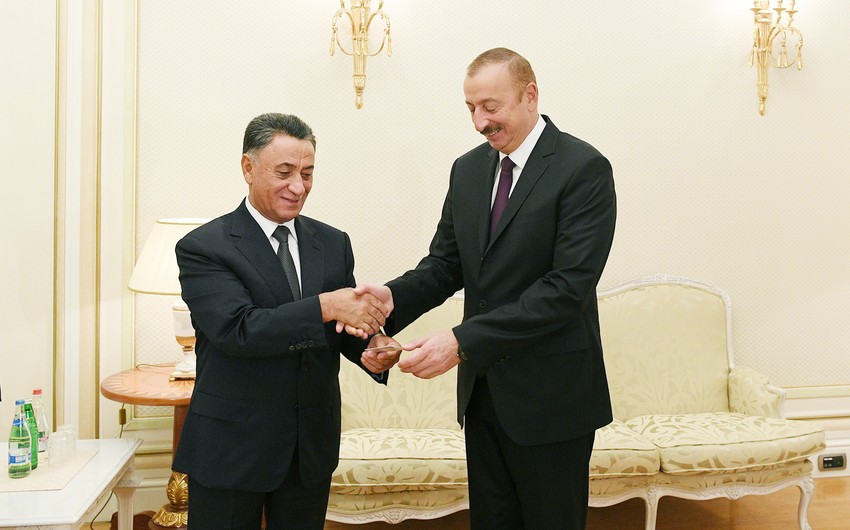 Президенту Ильхаму Алиеву вручено удостоверение личности номер один нового поколения с биометрическими показателями