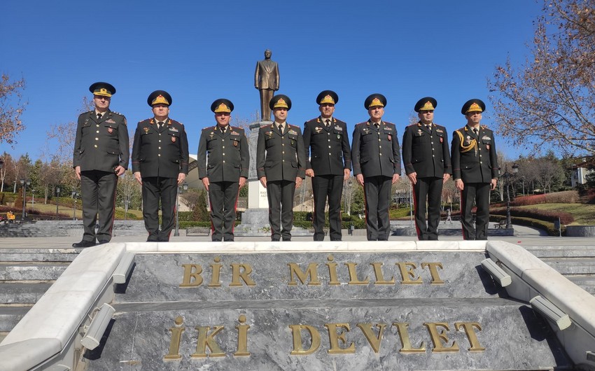 Азербайджанские генералы посетили памятник Гейдару Алиеву в Турции