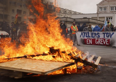 Участники акции протеста в Париже призывают к отставке Макрона