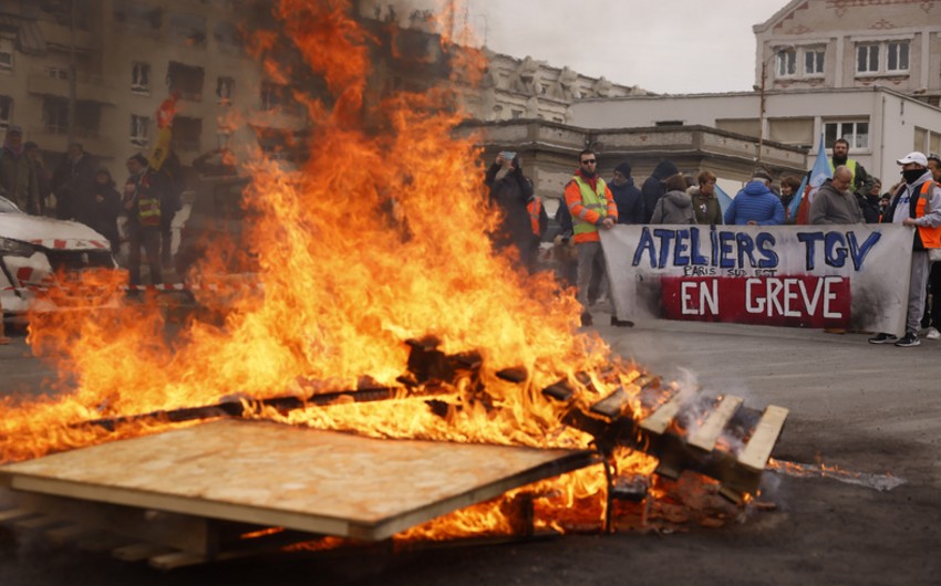 Participants of protests in Paris call for Macron's resignation