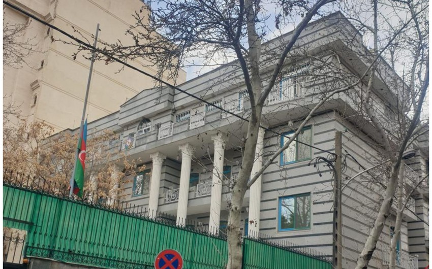 В связи с годовщиной Ходжалинского геноцида в посольстве Азербайджана приспущен флаг