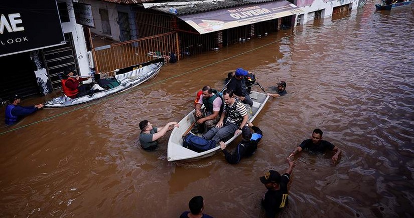 Число жертв наводнений в Бразилии выросло до 90 человек