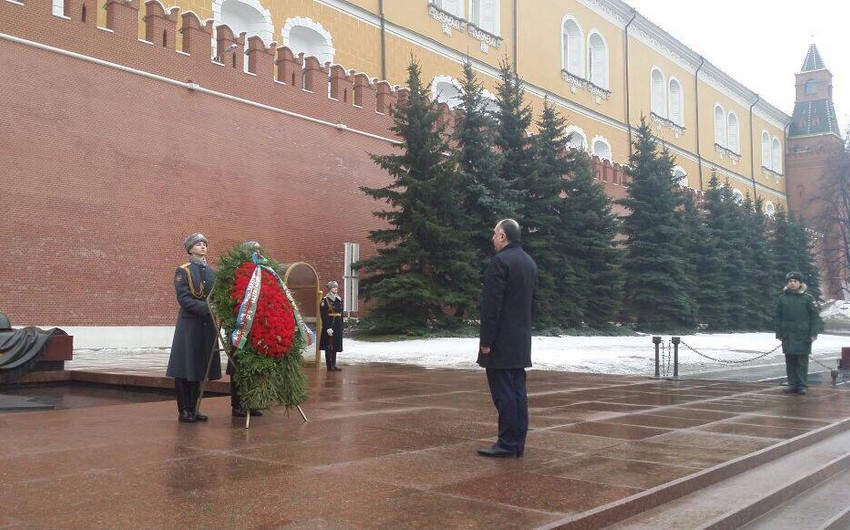 Глава МИД Азербайджана посетил памятник Неизвестному Солдату в Москве