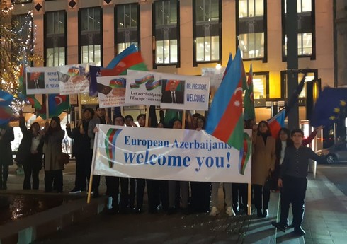 Азербайджанцы вышли встречать президента Ильхама Алиева в Брюсселе