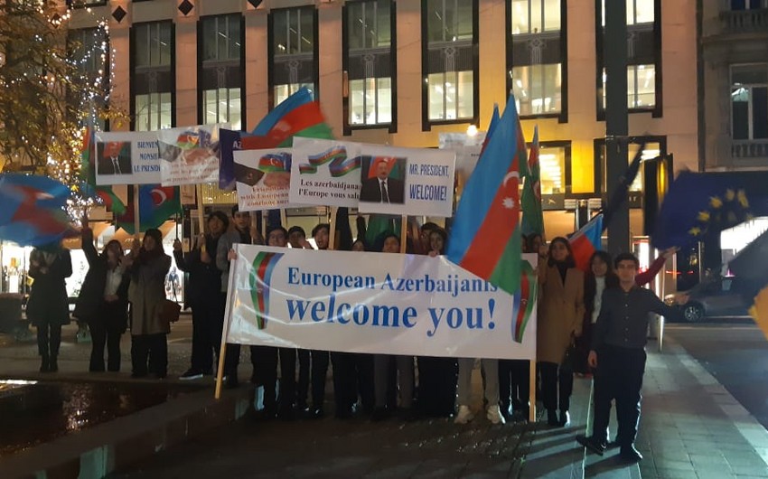 Avropa azərbaycanlıları Brüsseldə Prezident İlham Əliyevi qarşılamağa çıxıblar