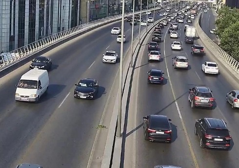 В Баку на двух улицах затруднено движение транспорта