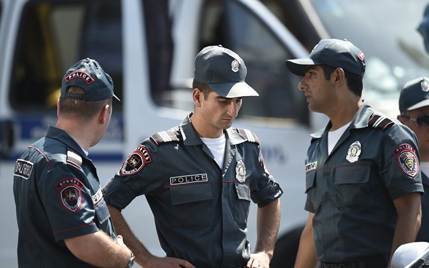 Ermənistan polisi maska taxmayan vətəndaşı boğdu - VİDEO