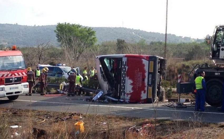 Bus overturns in central Spain, 26 persons hospitalized