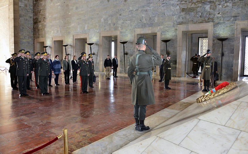 Министр обороны Азербайджана посетил Аныткабир