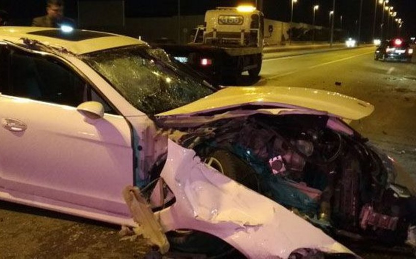 В Евлахе автомобиль врезался в ограждение, пострадали 5 человек