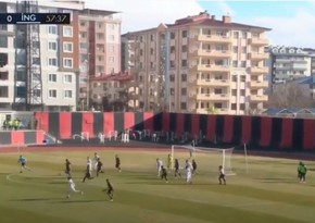 Türkiyəli futbolçu öz cərimə meydançasından qol vurub