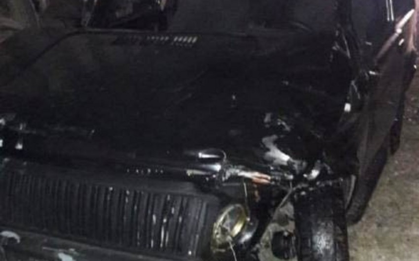 Автомобиль снес фонарный столб и врезался в дерево в центре Азербайджана - ФОТО