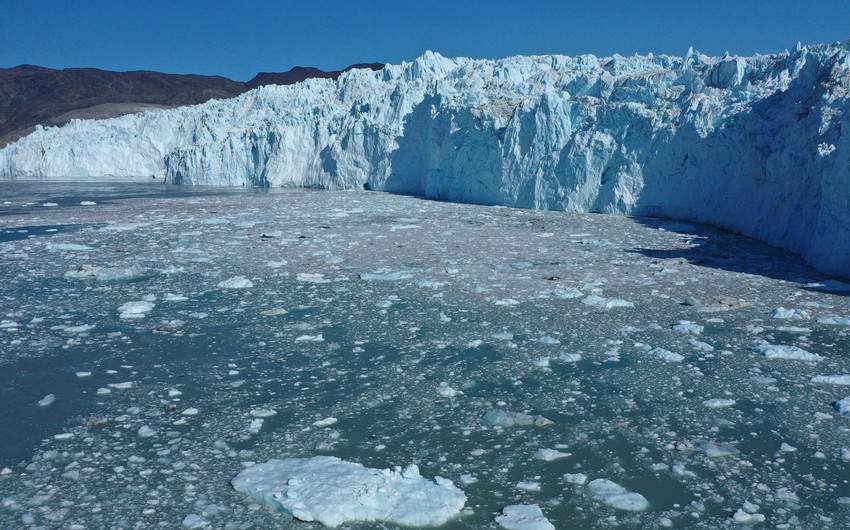 Greenland lost 586 billion tons of ice last year