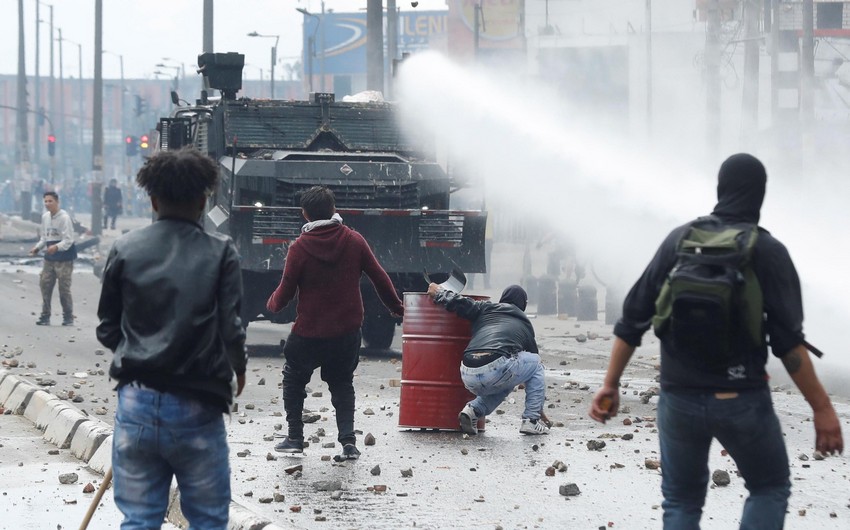 Kolumbiyada qarışıqlıqlar zamanı yüzlərlə polis yaralanıb