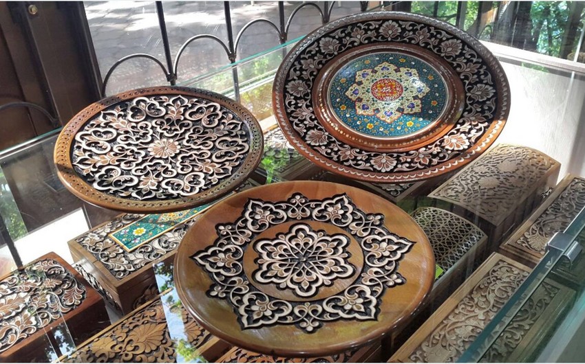 В Баку проходит выставка-продажа предметов народно-прикладного искусства Узбекистана