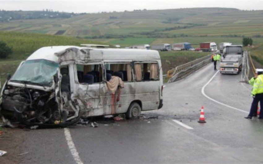 Rumıniyada futbolçuları daşıyan mikroavtobus qəzaya düşüb, 16 nəfər xəsarət alıb