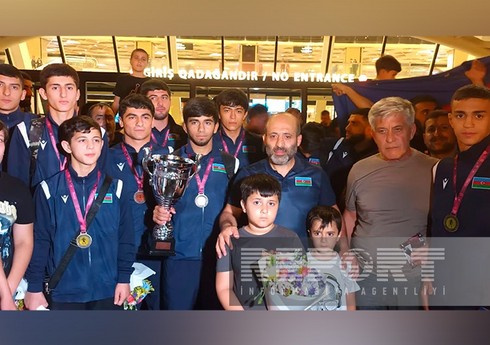 Азербайджанские вольники, завоевавшие на ЧЕ семь медалей, вернулись на родину